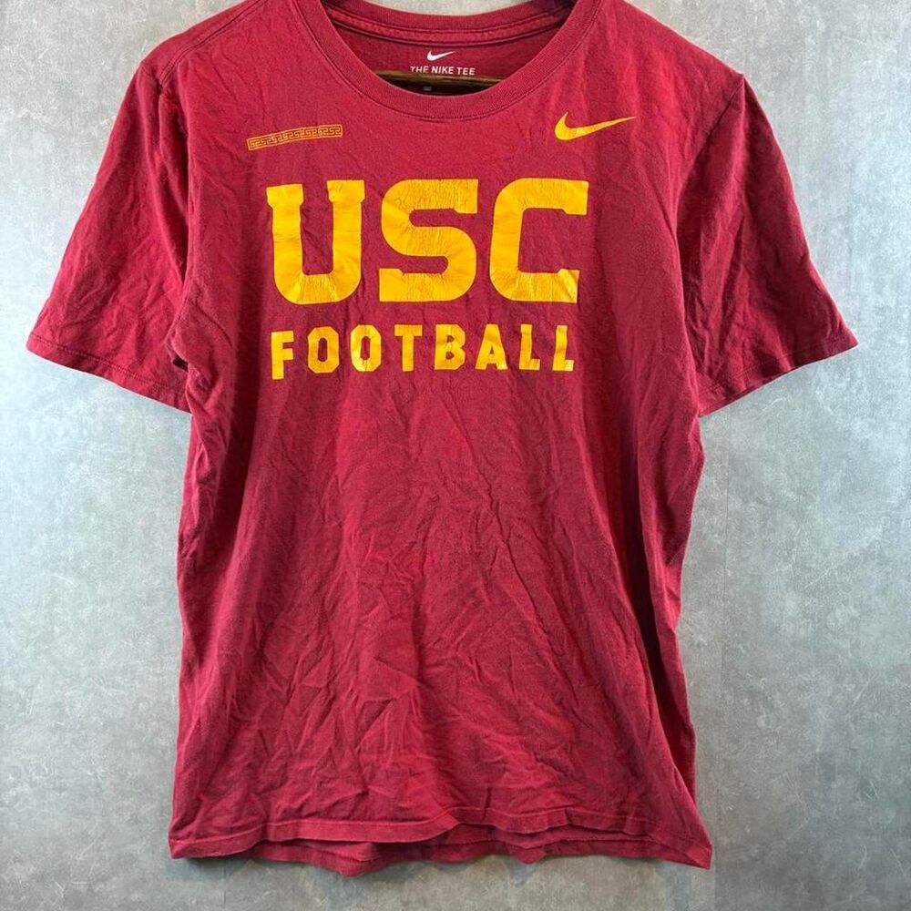 Nike Men's Red and Burgundy T-shirt